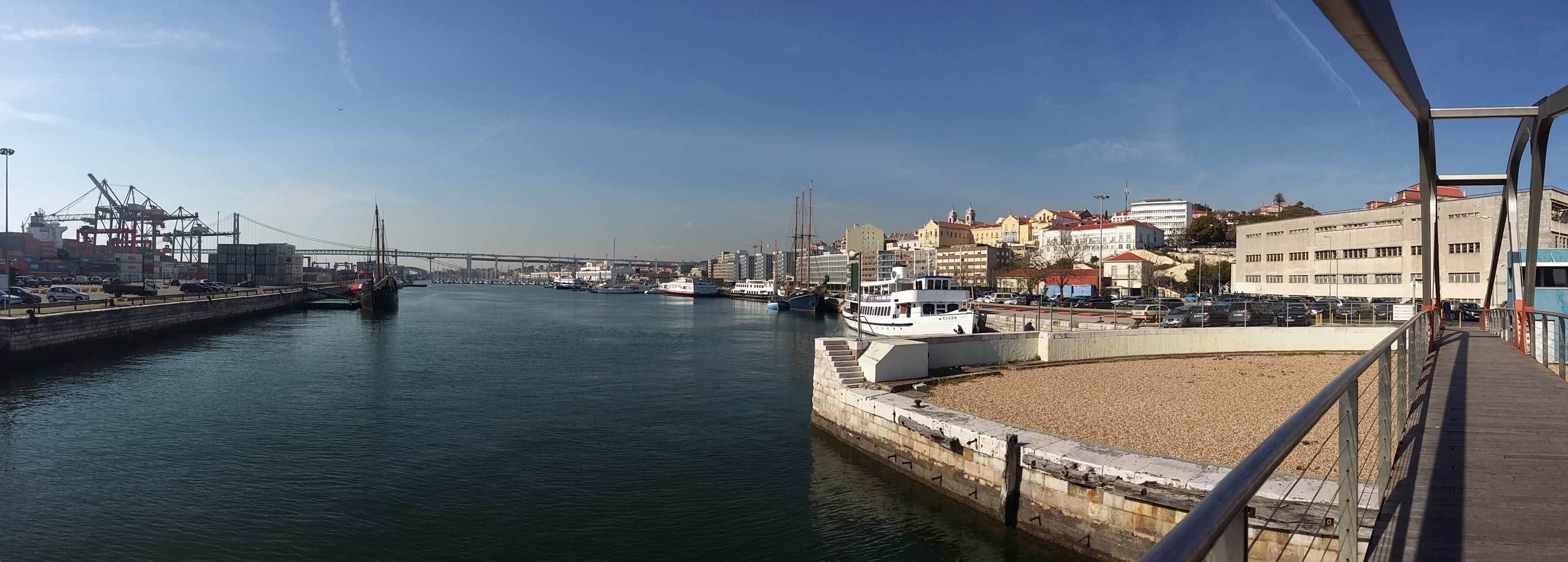 Imagem da doca de alcântara tirada de cima da ponte móvel