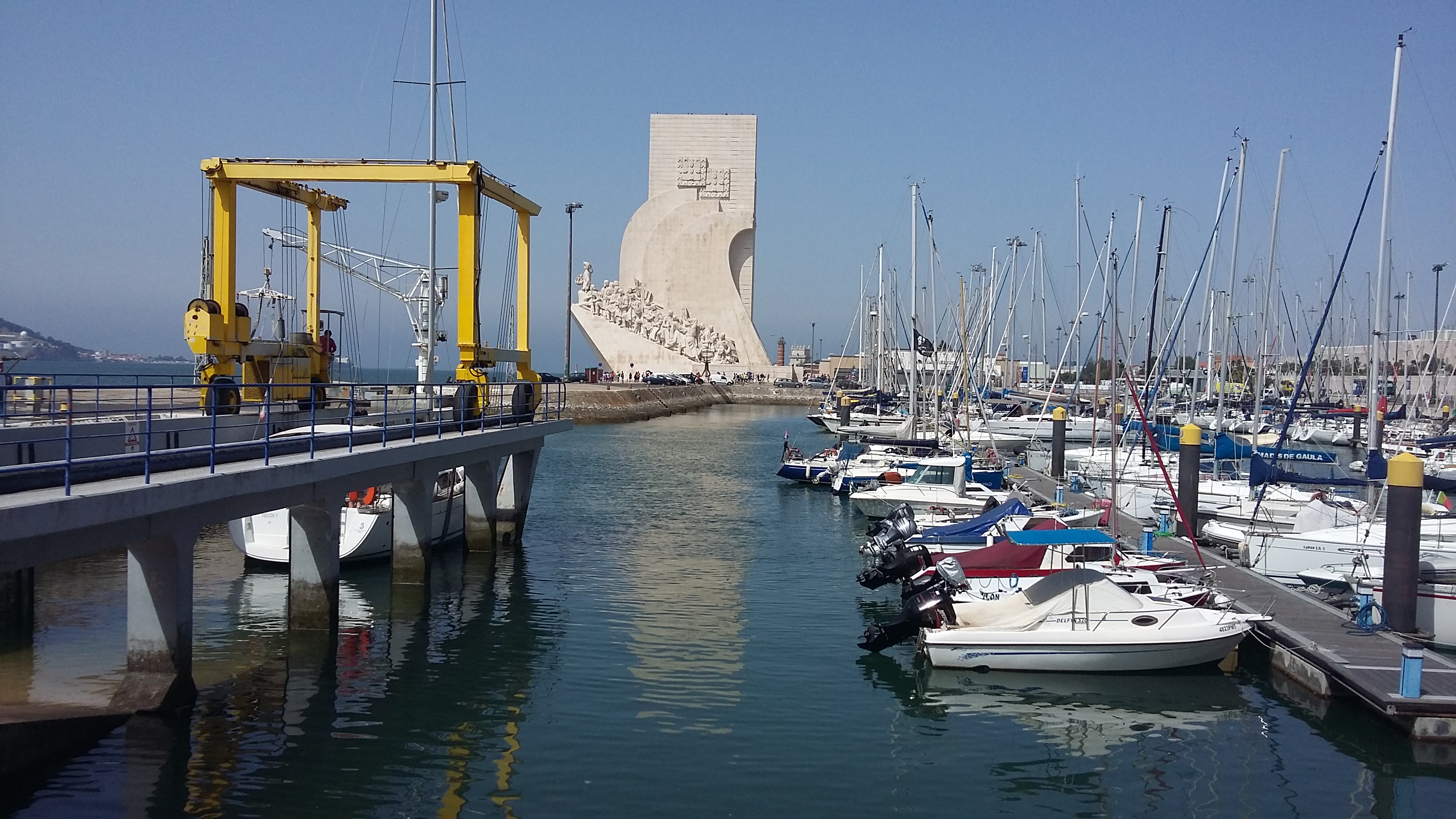 Imagem da Doca de Belém com o Padrão dos Descobrimentos ao fundo