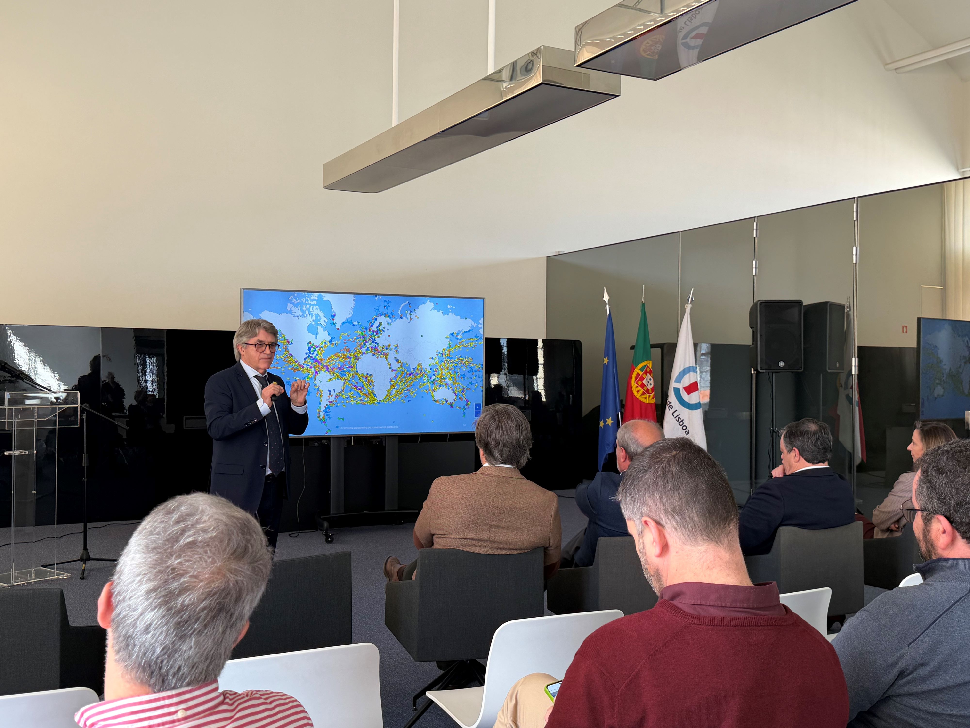 Orador e audiência na primeira sessão do projeto PortLab.