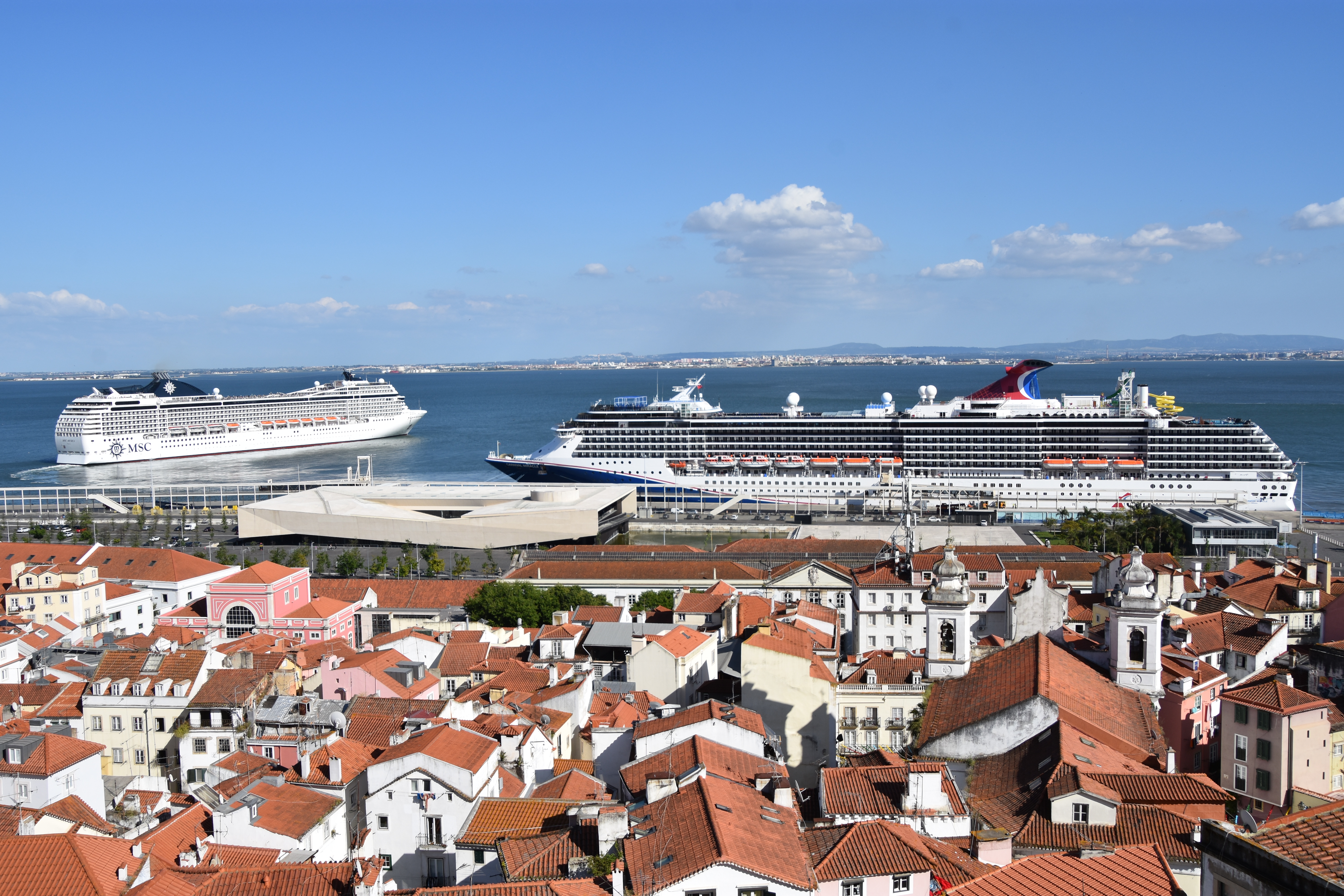 Navios de cruzeiro junto ao terminal, em Lisboa.