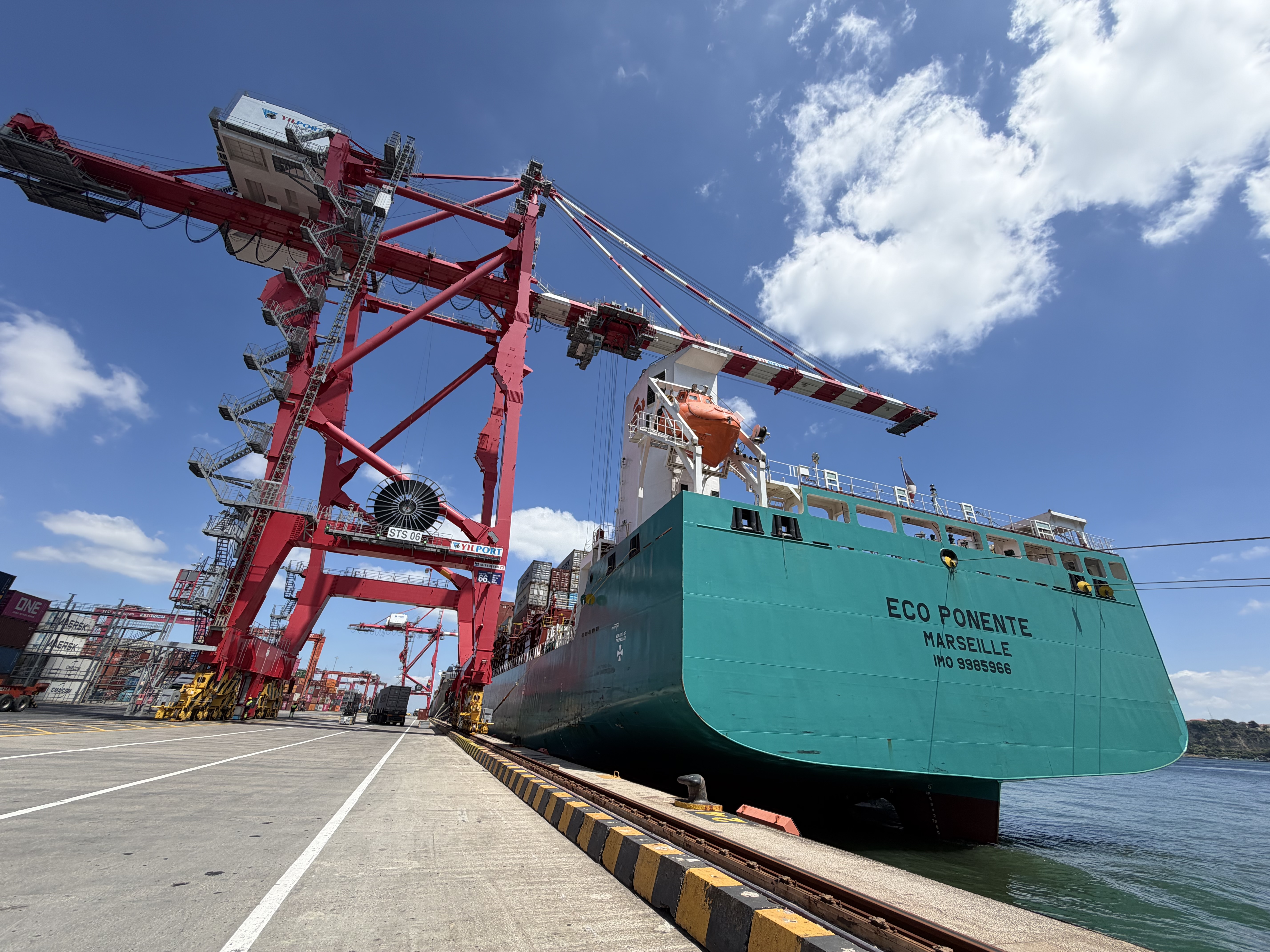 Navio ECO PONENTE no Terminal de Contentores de Alcântara