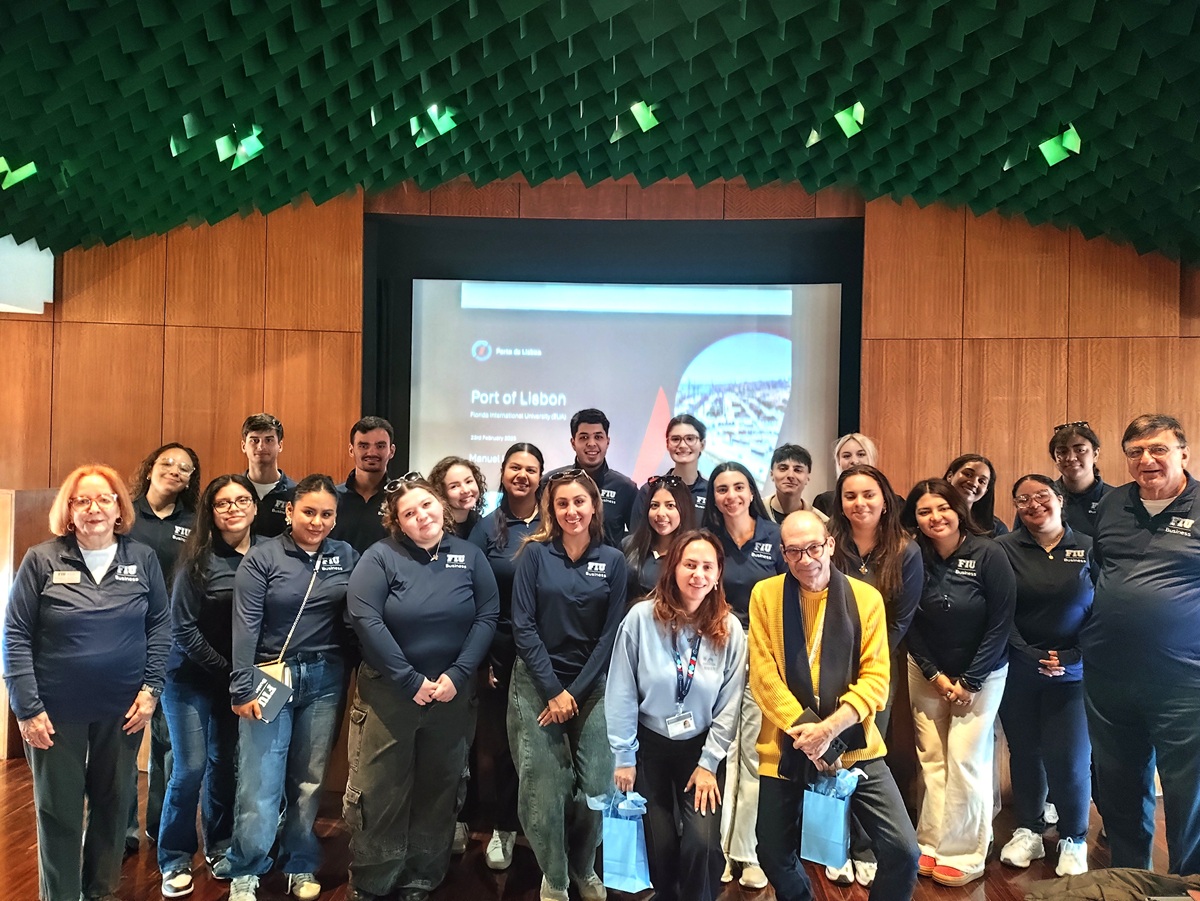 Alunos no auditório da Gare Marítima Rocha Conde D’Óbidos