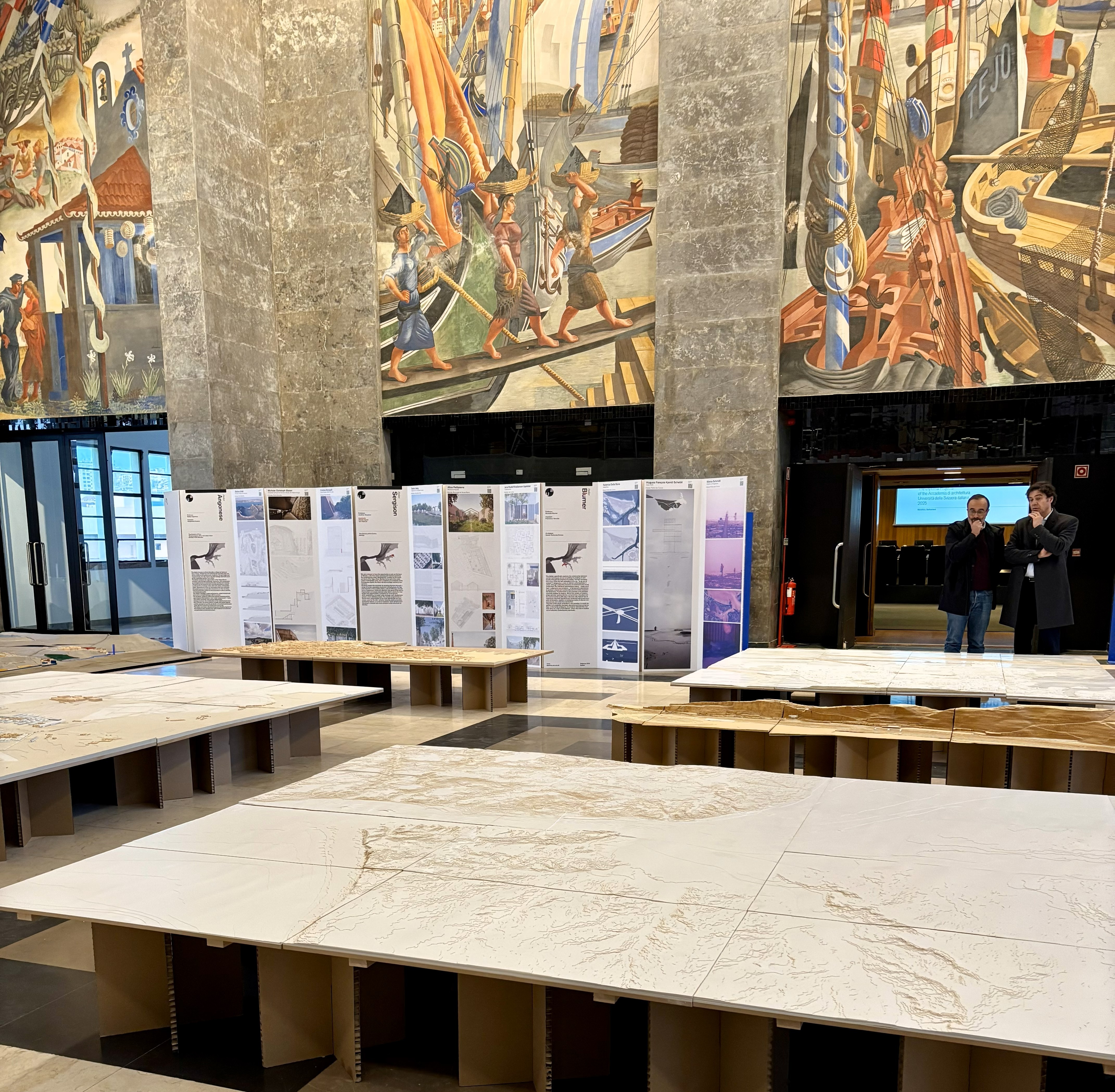 Exposição disposta no Salão Almada Negreiros na Gare Marítima de Alcântara