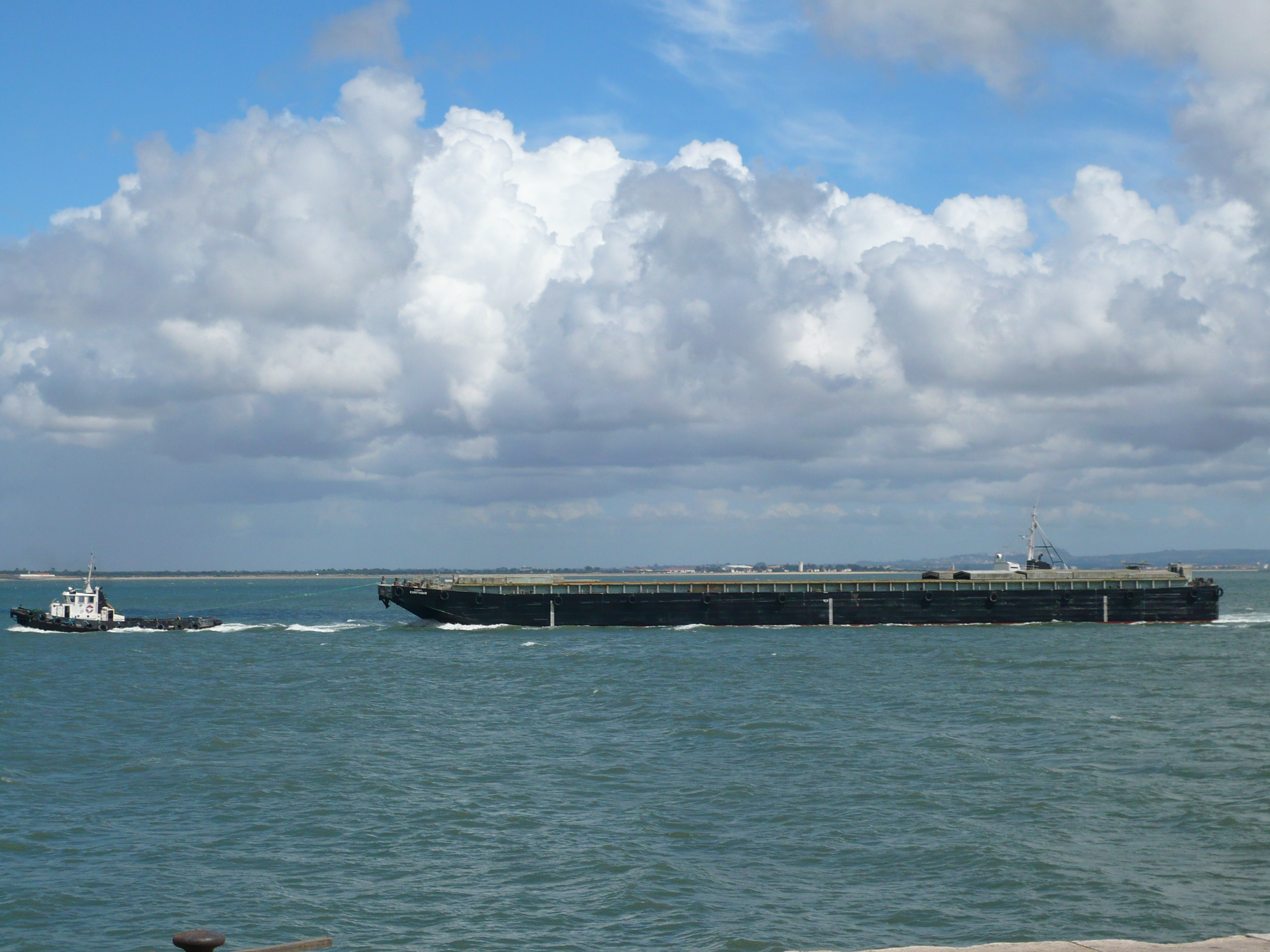 Barcaça a navegar no Tejo.