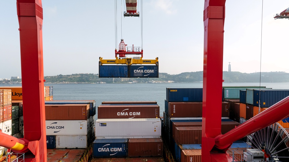 Movimentação de contentores à beira rio.