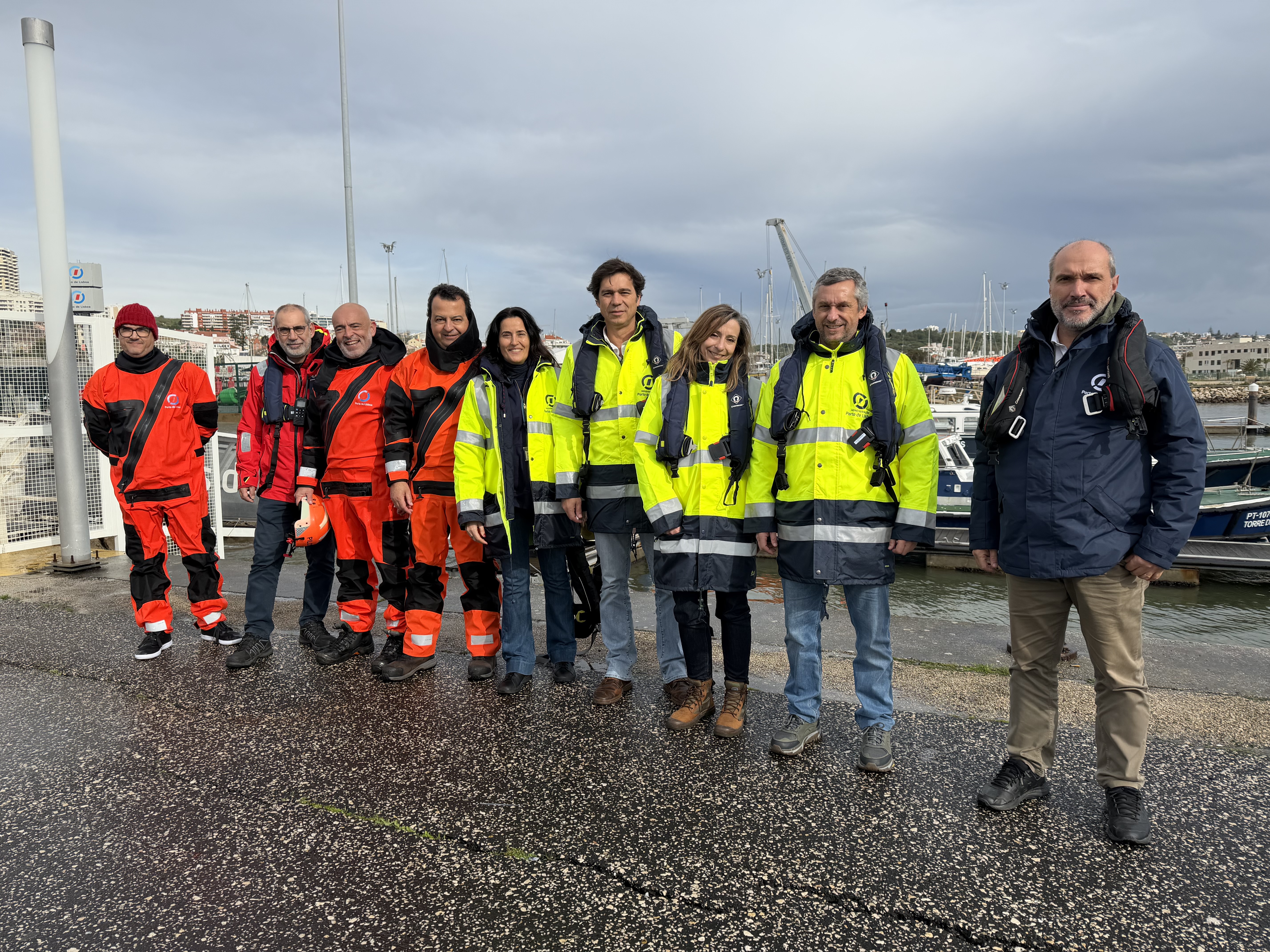 Membros da equipa APL no VTS, em Algés, junto às lanchas da pilotagem.