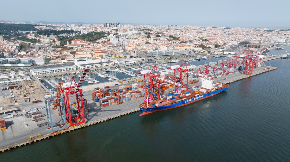 Terminal de Contentores de Alcântara, Lisboa, com navio porta-contentores atracado.